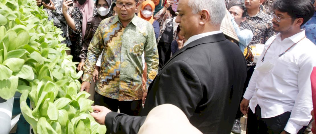 Wali Kota Makassar, Danny Pomanto, mengajak tamu kehormatannya dari Belgia dan AS jalan-jalan menyusuri Lorong Wisata Taego, yang berada di Jalan Sunu Kompleks Unhas, Kelurahan Lembo, Kecamatan Ujung Tanah, baru-baru ini.