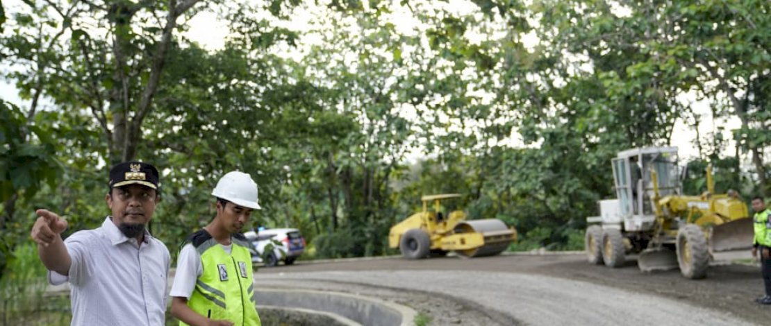 Gubernur Sulsel, Andi Sudirman Sulaiman, meninjau pengerjaan rekonstruksi jalan provinsi pada ruas Ujung Lamuru - Palattae, di Kabupaten Bone, Sabtu, 22 Oktober 2022.