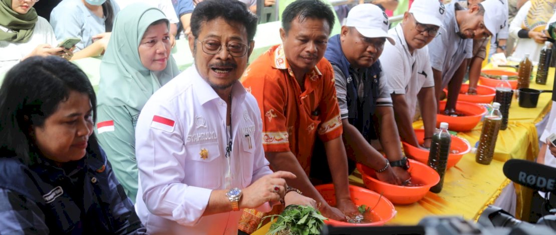 Mentan SYL meracik biosaka sebelum menanam padi bersama di Kecamatan Bringin, Kabupaten Deli Serdang, Sumatera Utara, Sabtu, 22 Oktober 2022.
