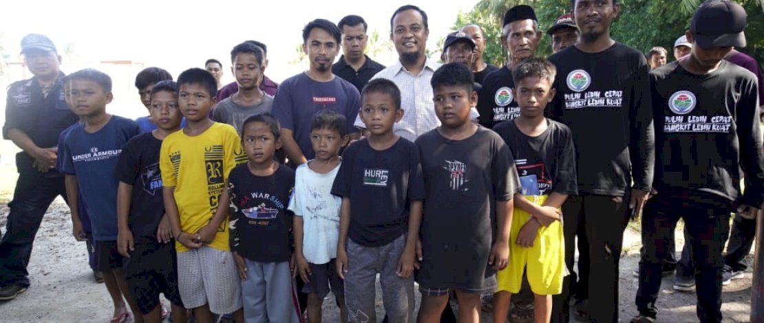 Masyarakat Desa Pulau Persatuan, Pulau Kanalo 2, Kecamatan Pulau Sembilan, Kabupaten Sinjai, menyambut hangat kunjungan Gubernur Sulsel, Andi Sudirman Sulaiman, Minggu, 23 Oktober 2022.
