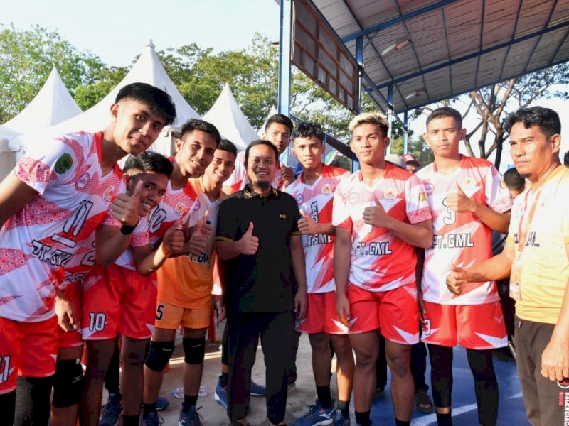 Saksikan Pertandingan Voli Porprov di Bulukumba, Gubernur Andi Sudirman Semangati Atlet