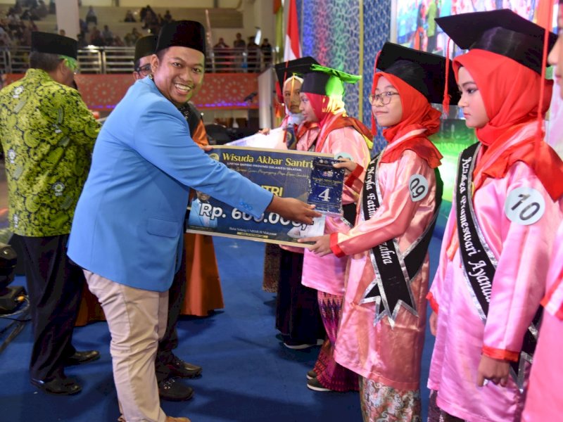 Andi Sudirman Motivasi 1.329 Wisudawan Santri Se Sulsel