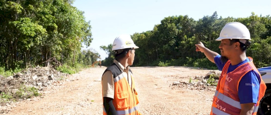 Gubernur Sulsel, Andi Sudirman Sulaiman, meninjau progres pembangunan ruas Batu Tongkarayya - Goa Passea, Kecamatan Bonto Bahari, Kabupaten Bulukumba, Senin, 24 Oktober 2022.