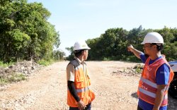 Gubernur Tinjau Pembangunan Ruas Batu Tongkarayya - Goa Passea