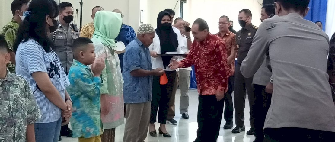 Para korban menerima dana kompensasi secara tunai di Polda Sulsel, Jalan Perintis Kemerdekaan, Makassar, Senin, 24 Oktober 2022.