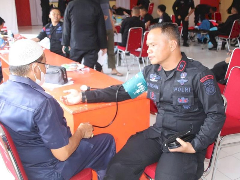 Brimob Bone Gelar Bhakti Kesehatan Donor Darah Dan Santunan Anak Yatim