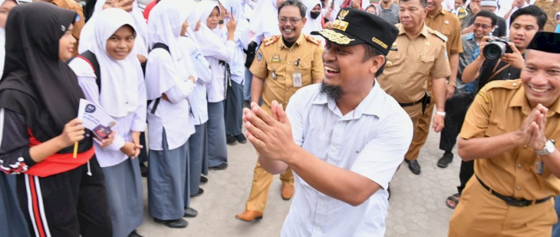 Gubernur Sulsel, Andi Sudirman Sulaiman, berkunjung di UPT SMA Negeri 1 Bulukumba, Senin, 24 Oktober 2022.