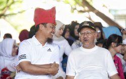 Gubernur Jalan Sehat Anti Mager di Jeneponto dengan Ikat Kepala Passapu