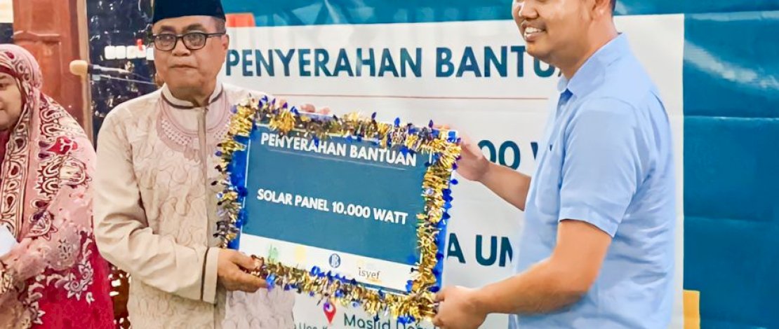 Ketua ISYEF Sulsel, dr Fadli Ananda SpOg MKes, menyerahkan bantuan berupa solar panel 10.000 Watt secara simbolis untuk Masjid Darul Muttaqin di Kelurahan Minasa Upa, Kota Makassar, Selasa, 25 Oktober 2022. Ketua ISYEF Sulsel, dr Fadli Ananda SpOg MKes, menyerahkan bantuan berupa solar panel 10.000 Watt secara simbolis untuk Masjid Darul Muttaqin di Kelurahan Minasa Upa, Kota Makassar, Selasa, 25 Oktober 2022.