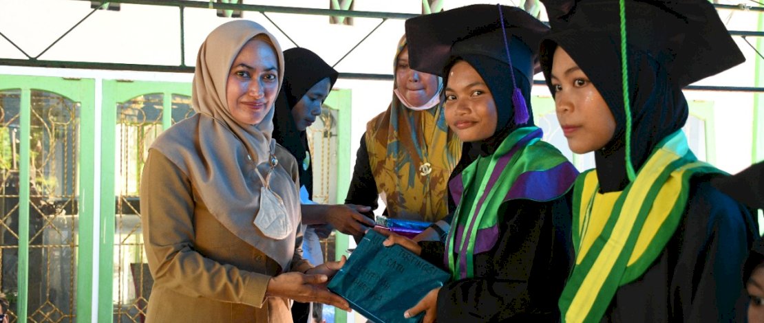 Bupati Luwu Utara, Indah Putri Indriani, menghadiri wisuda santri dari Taman Pendidikan Al-Quran (TPA) di Desa Pongko, Kecamatan Bone-bone, Senin, 24 Oktober 2022.