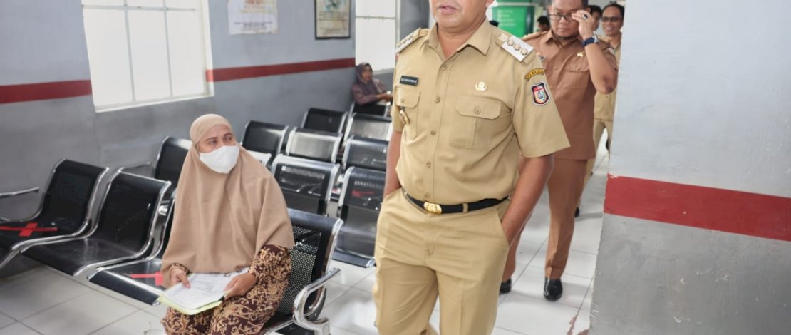 Wali Kota Makassar, Danny Pomanto, melakukan sidak di Kantor Dinas Kependudukan dan Catatan Sipil (Dukcapil) Kota Makassar, di Jalan Teduh Bersinar, Selasa, 25 Oktober 2022.
