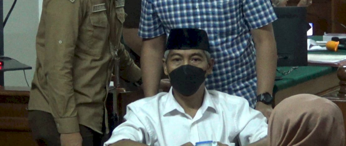 Iqbal datang masih menggunakan kursi roda. Mantan Kasatpol PP Makassar itu memakai peci hitam, kemeja putih, sarung hijau, dan sepatu hitam tanpa kaus kaki.
