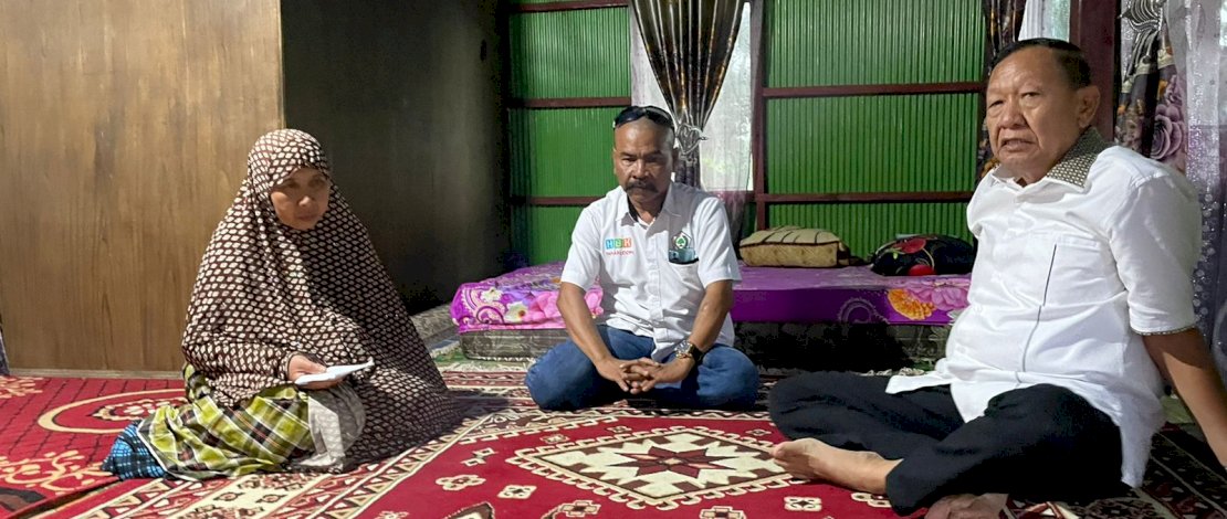 Di sela-sela kunjungan kerjanya di Kabupaten Jeneponto, Rabu, 26 Oktober 2022, Anggota Komisi V DPR RI, Hamka B Kady, mengunjungi keluarga korban bencana longsor di Rumbia.