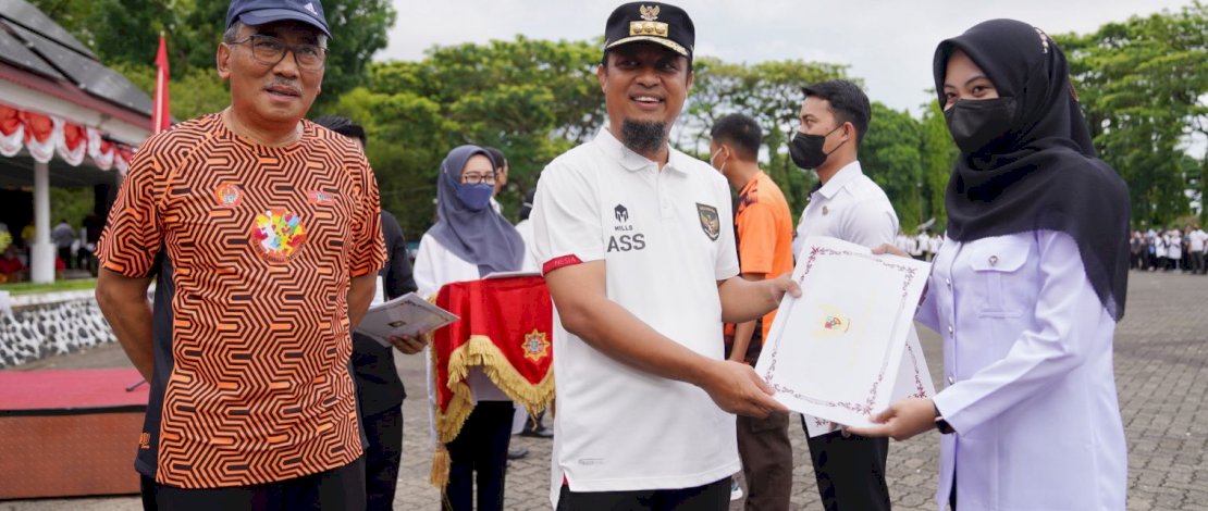 Gubernur Sulsel, Andi Sudirman Sulaiman, menyerahkan SK Pegawai Negeri Sipil dan Calon Pegawai Negeri Sipil Praja IPDN secara simbolis, di Lapangan Upacara Kantor Gubernur Sulsel, Rabu, 26 Oktober 2022.