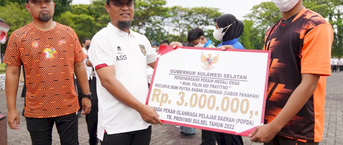 Gubernur Sulsel, Andi Sudirman Sulaiman, menyerahkan bonus kepada atlet peraih medali pada POPDA Tahun 2022 dan kepada atlet Peparpeda Tahun 2022. 