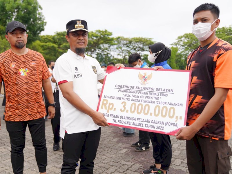 Pertama Kali di Sulsel, Andi Sudirman Serahkan Bonus untuk Atlet Pelajar
