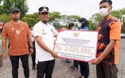 Pertama Kali di Sulsel, Andi Sudirman Serahkan Bonus untuk Atlet Pelajar