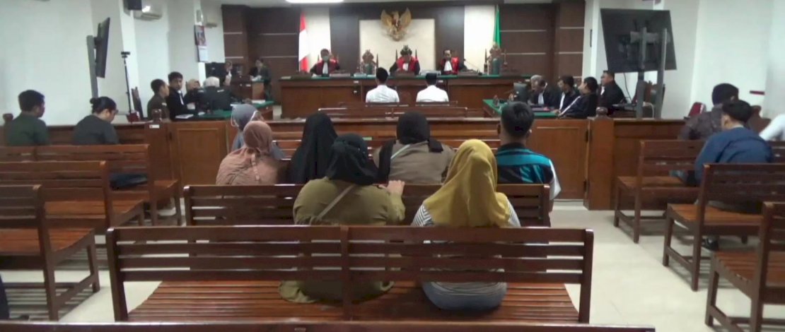 Sidang kasus pembunuhan terhadap Najamuddin Sewang, di Pengadilan Negeri Makassar. Sidang kasus pembunuhan terhadap Najamuddin Sewang, di Pengadilan Negeri Makassar.