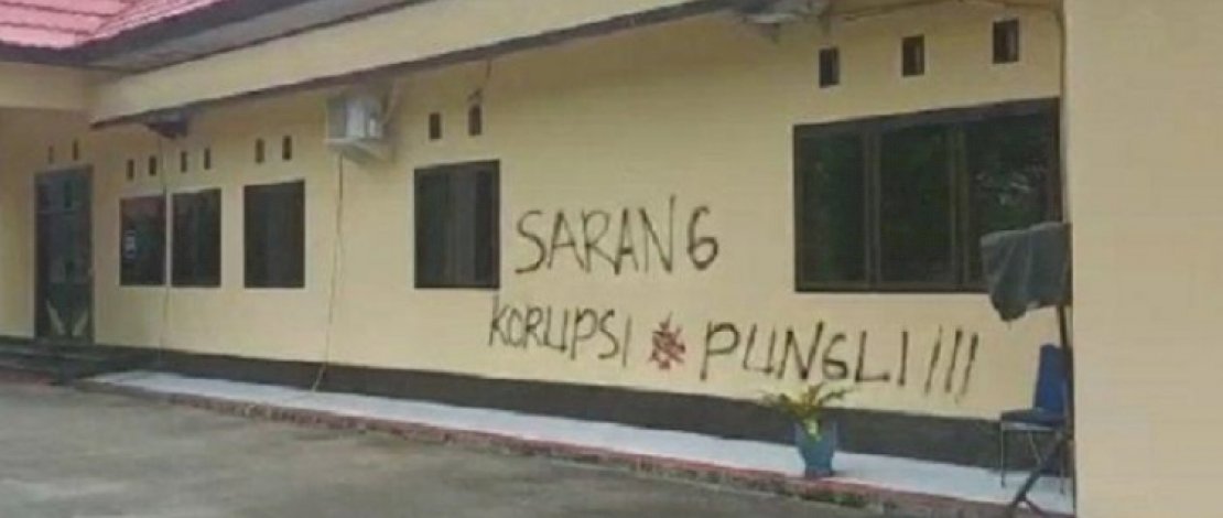 Oknum Polisi yang Mencoret Polres Luwu dengan Tulisan "Sarang Pungli, Sarang Korupsi" Dipulangkan ke Keluarganya 