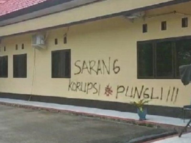 Oknum Polisi yang Mencoret Polres Luwu dengan Tulisan "Sarang Pungli, Sarang Korupsi" Dipulangkan ke Keluarganya 