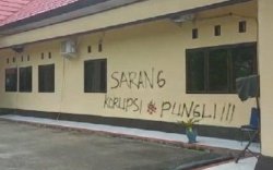 Oknum Polisi yang Mencoret Polres Luwu dengan Tulisan "Sarang Pungli, Sarang Korupsi" Dipulangkan ke Keluarganya 