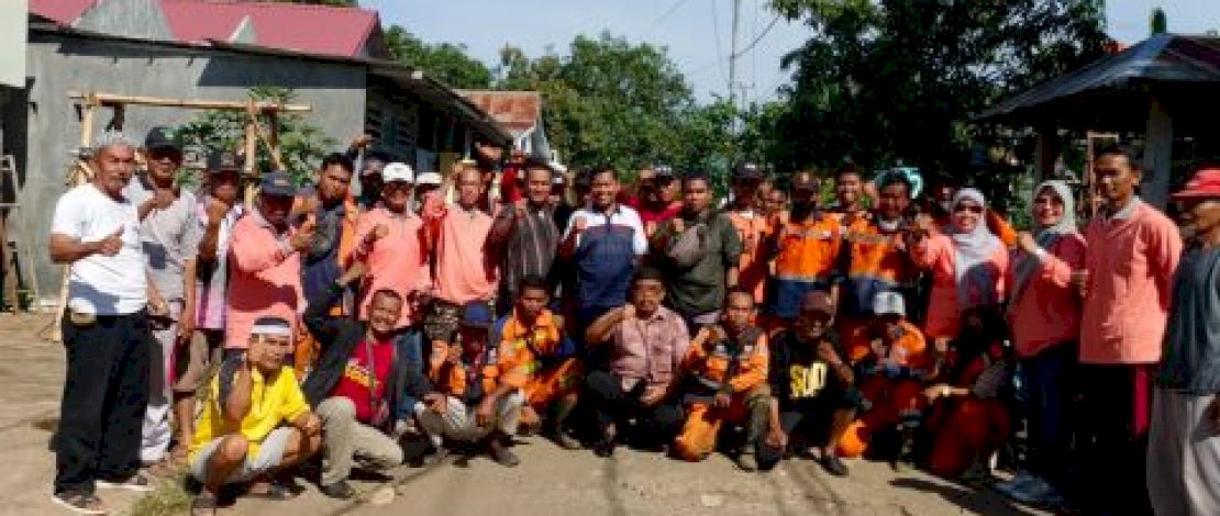 Sabtu Bersih, Camat Biringkanaya Bersama Lurah Sudiang Sapu Bersih Jalan Manyikkoaya
