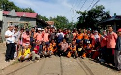 Sabtu Bersih, Camat Biringkanaya Bersama Lurah Sudiang Sapu Bersih Jalan Manyikkoaya