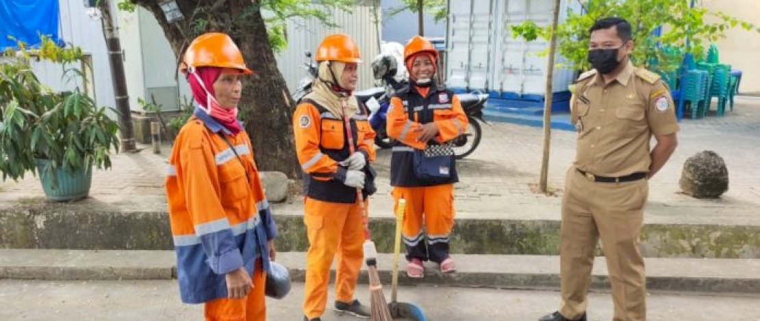 Tinjau Titik Sampah Liar, Camat Biringkanaya Temui Para Petugas Kebersihan