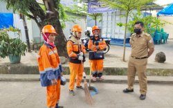 Tinjau Titik Sampah Liar, Camat Biringkanaya Temui Para Petugas Kebersihan