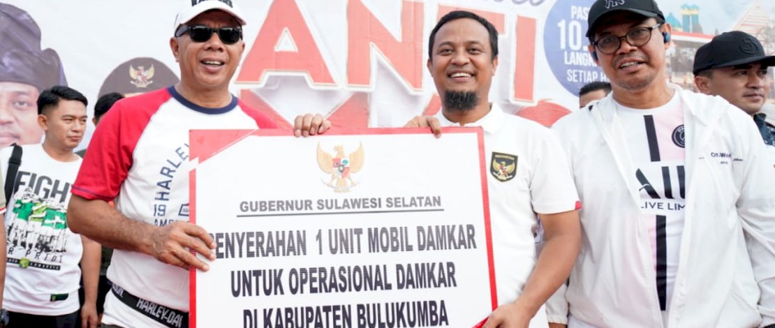 Gubernur Serahkan 1 Unit Mobil Damkar di Anti Mager Bulukumba