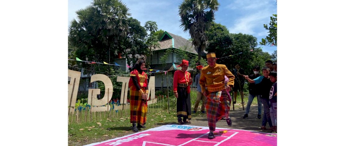 Kepala dinas pariwisata Sulsel Prof M Jufri bermain dende-dende, salah satu permainan tradisional di Makassar dalam Event Makassar Tradition Game Festival (MTGF) di Benteng Sumba Opu