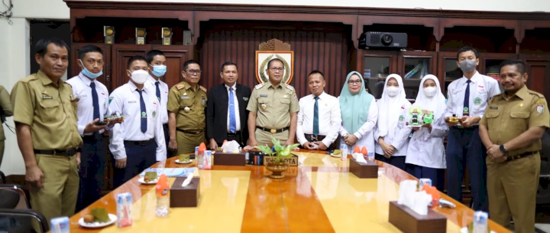 Danny Pomanto saat menerima Tim Robotik MTsN 1 Makassar yang menujukkan aksi robot rakitannya di Balai Kota Makassar, Senin, 31 Oktober 2022.