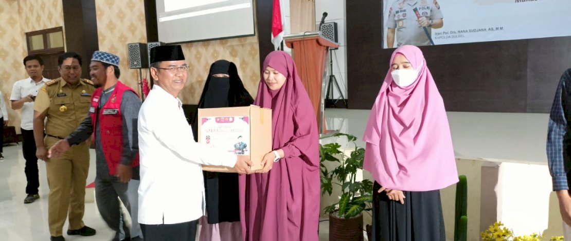 Bakti Sosial Kapolda Sulsel dan Pangdam XIV Hasanuddin bersama Keluarga Binaan dalam rangka Pengembangan Kewirausahaan, di Aula Arafah Asrama Haji Sudiang Makassar, kemarin, Senin, 31 Oktober 2022.