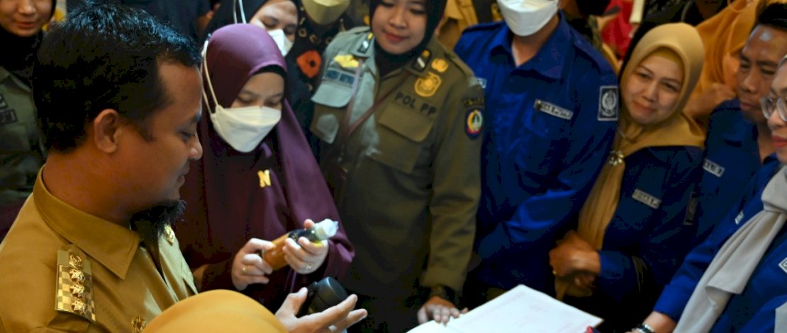 Gubernur Sulsel Andi Sudirman Sulaiman bersama Ketua TP PKK Sulsel Naoemi Octarina, menghadiri Pekan Raya Sulsel, Selasa, 1 November 2022.