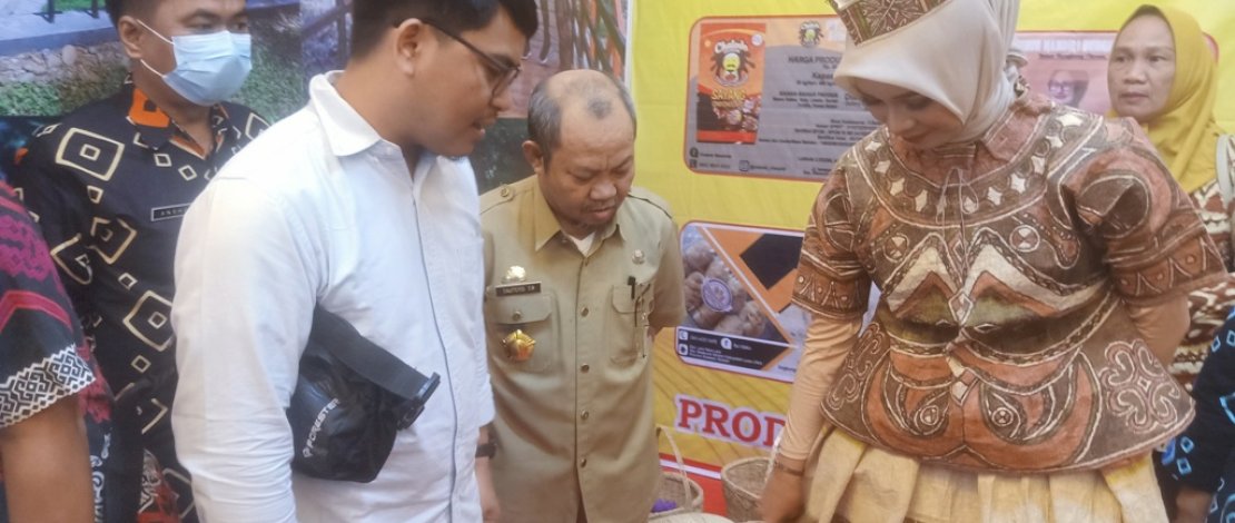 Asisten III Bidang Administrasi Umum Pemprov Sulsel, Tautoto Tanaranggina, terkesima melihat baju Rampi, saat mengunjungi Stand Luwu Utara di Pekan Raya Sulsel.