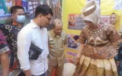 Pakaian Rampi Luwu Utara Jadi Magnet Pengunjung Pekan Raya Sulsel, Tautoto Tanaranggina Terpukau