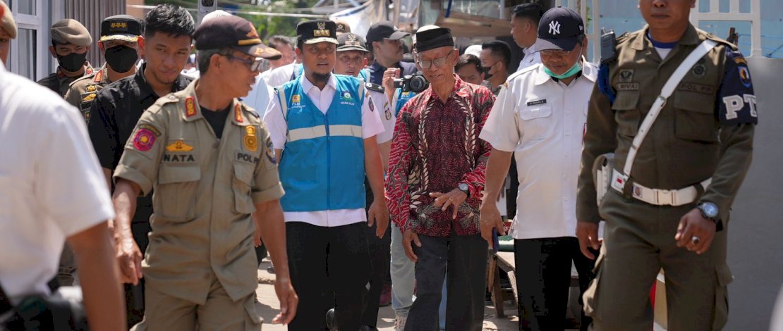 Gubernur Sulsel, Andi Sudirman Sulaiman, meresmikan proyek listrik di Pulau Lae-lae.