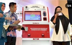 Di Hadapan Peserta Peringatan HKG TP PKK Makassar 2022, Kadisdukcapil Tunjukkan Mudahnya Penggunaan Mesin ADM