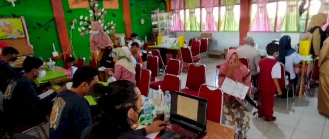 Disdukcapil Makassar Dampingi Vaksinasi Siswa SD Kompleks Borong Disdukcapil Makassar Dampingi Vaksinasi Siswa SD Kompleks Borong