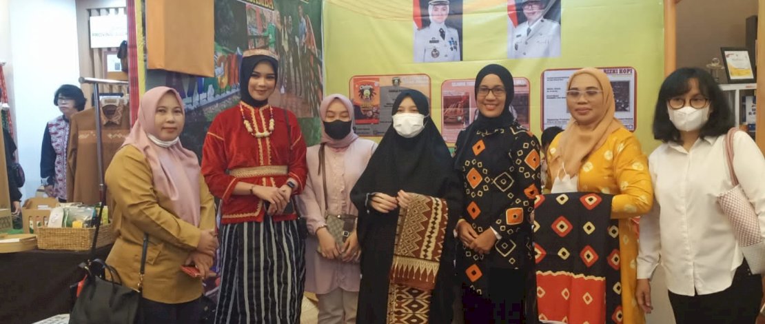 Ketua Dewan Kerajinan Nasional Daerah (Dekranasda) Sulsel, Naoemi Octarina, meminta agar kain tenun Rongkong dan batik Rongkong dipersiapkan untuk ikut dalam event INACRAFT di Jakarta. Ketua Dewan Kerajinan Nasional Daerah (Dekranasda) Sulsel, Naoemi Octarina, meminta agar kain tenun Rongkong dan batik Rongkong dipersiapkan untuk ikut dalam event INACRAFT di Jakarta.