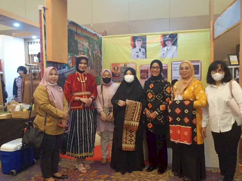 Kunjungi Stand Lutra, Ketua Dekranasda Sulsel Minta Kain Batik Rongkong Disiapkan Ikut INACRAFT di Jakarta
