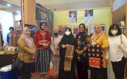 Kunjungi Stand Lutra, Ketua Dekranasda Sulsel Minta Kain Batik Rongkong Disiapkan Ikut INACRAFT di Jakarta