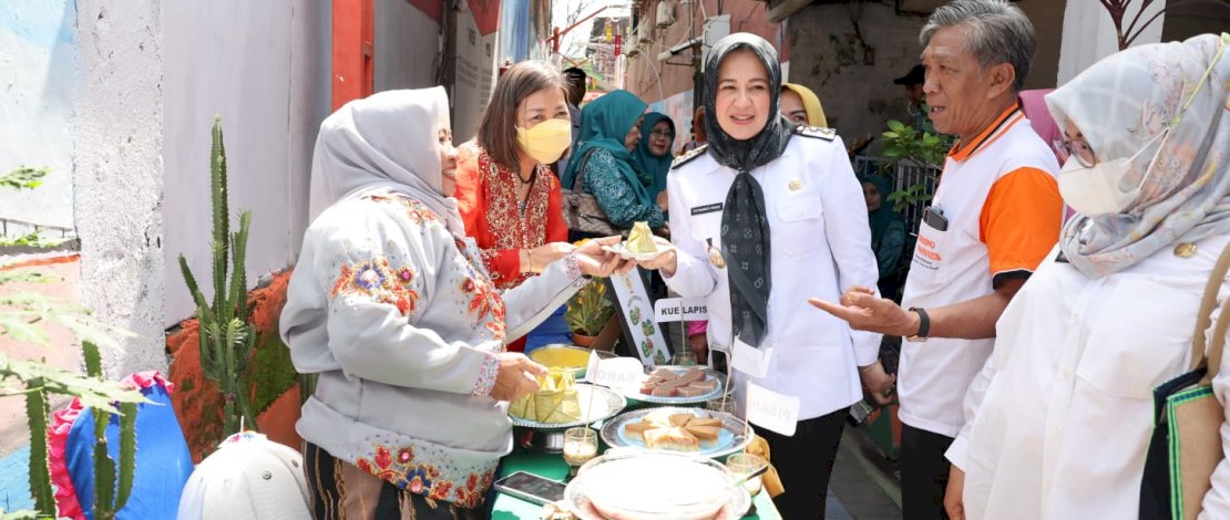 Wakil Wali Kota Makassar, Fatmawati Rusdi, saat melakukan Penilaian UKM Longwis di Lorong Hamburg, Jalan Belibis, Mariso, Rabu, 2 November 2022.