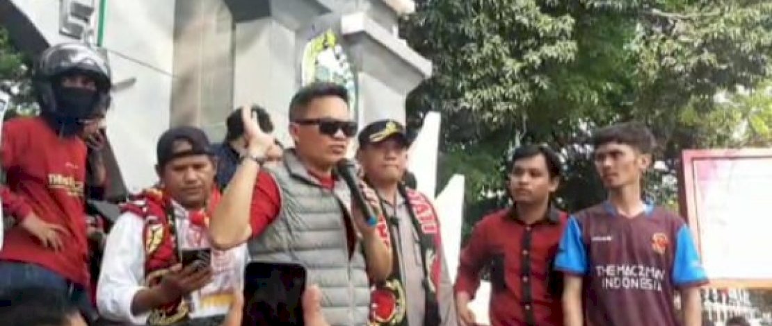 Kapolrestabes Makassar, Kombes Budhi Haryanto, dikukuhkan jadi penasihat The Maczman.
Kapolrestabes Makassar, Kombes Budhi Haryanto, dikukuhkan jadi penasihat The Maczman.