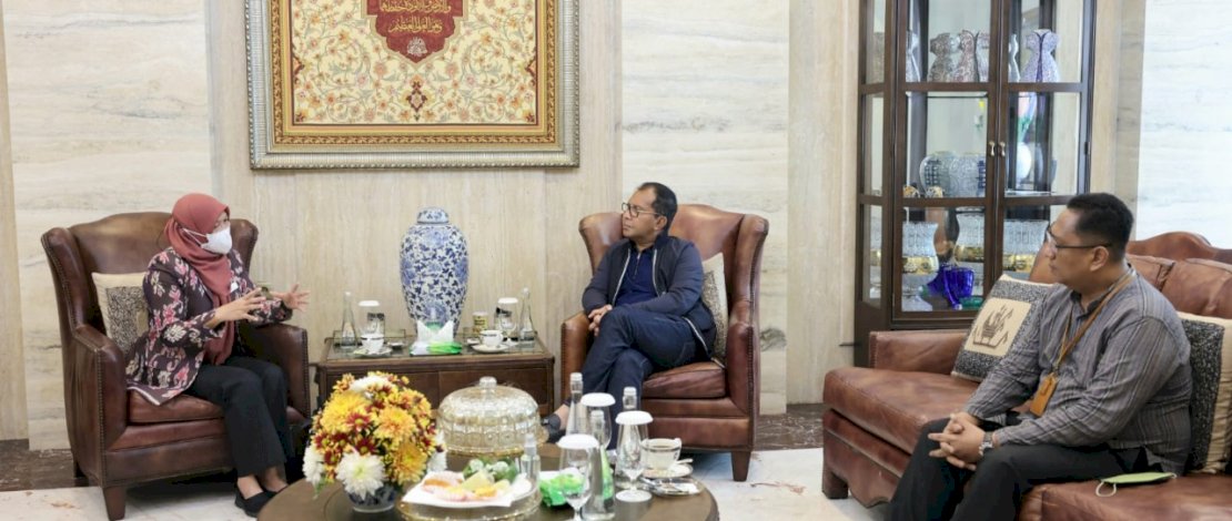 Wali Kota Makassar, Moh Ramdhan 'Danny' Pomanto, menerima kunjungan Pusat Pendidikan STEM Fakultas Pendidikan University of Canberra Australia, Sitti Maesuri Patahuddin, di kediaman Wali Kota Makassar, Jumat, 4 November 2022. Wali Kota Makassar, Moh Ramdhan 'Danny' Pomanto, menerima kunjungan Pusat Pendidikan STEM Fakultas Pendidikan University of Canberra Australia, Sitti Maesuri Patahuddin, di kediaman Wali Kota Makassar, Jumat, 4 November 2022.