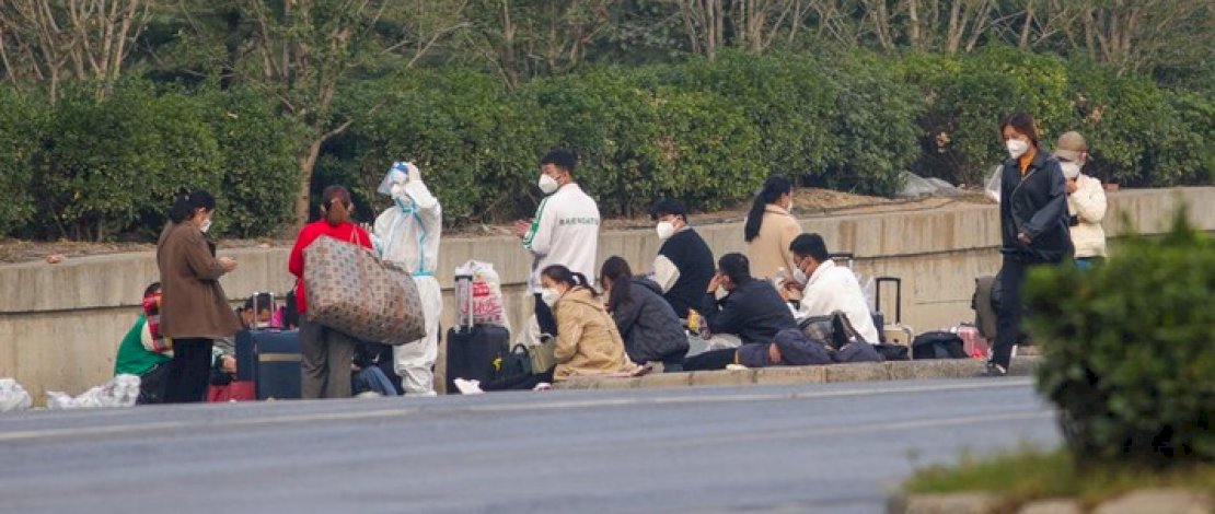 pekerja pabrik Foxconn di China, memilih kabru dan berjalan kaki kembali kekampung halaman
