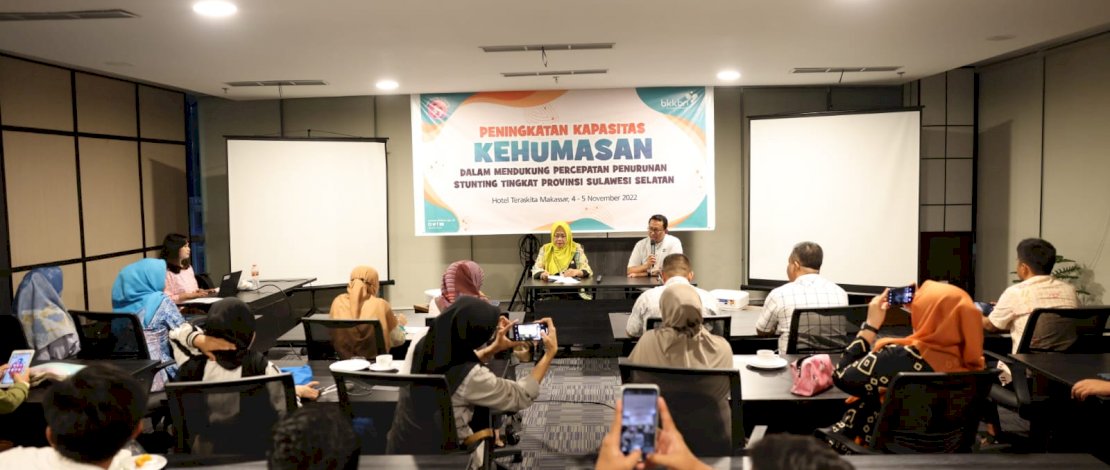 Kepala Perwakilan BKKBN Provinsi Sulsel, Andi Ritamariani, saat membuka Peningkatan Kapasitas Kehumasan dalam Mendukung Percepatan Penurunan Stunting Tingkat Provinsi Sulsel, di Hotel Teraskita Makassar, baru-baru ini. Kepala Perwakilan BKKBN Provinsi Sulsel, Andi Ritamariani, saat membuka Peningkatan Kapasitas Kehumasan dalam Mendukung Percepatan Penurunan Stunting Tingkat Provinsi Sulsel, di Hotel Teraskita Makassar, baru-baru ini.