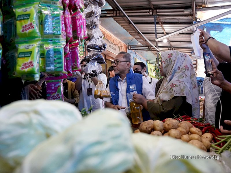Kunjungi Pasar Pabaeng-baeng, Mendag Zulkifli Hasan: Harga Sembako di Makassar Sangat Terkendali
