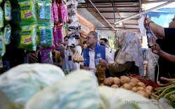 Kunjungi Pasar Pabaeng-baeng, Mendag Zulkifli Hasan: Harga Sembako di Makassar Sangat Terkendali