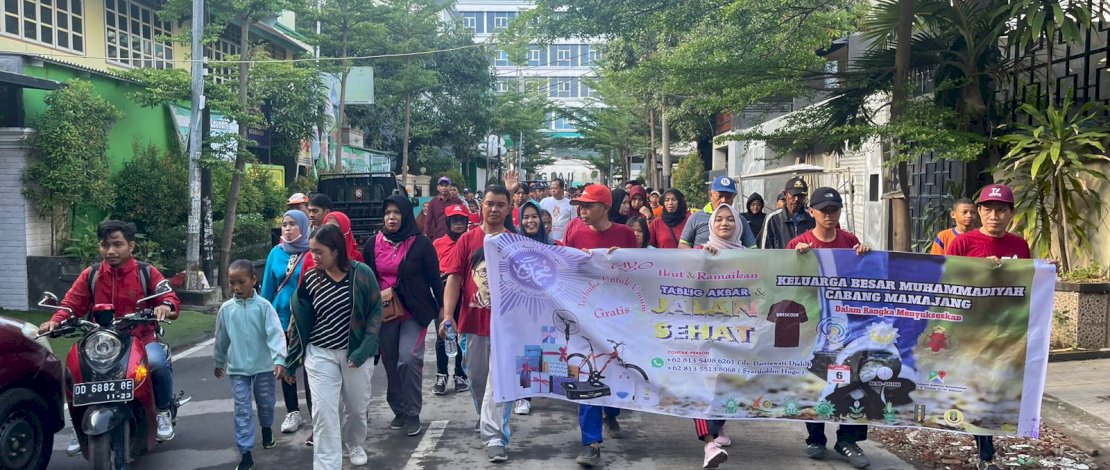 Ketua DPRD Makassar, Rudianto Lallo, melepas dan mengikuti Tabligh Akbar dan Jalan Sehat Keluarga Besar Muhammadiyah Mamajang, dalam rangka menyongsong Muktamar Muhammadiyah dan Aisyiyah ke-48 di Solo, pada tanggal 18-20 November 2022.